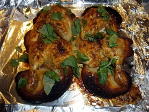 Kurczak na płasko na chlebie z ziołami i cytryną