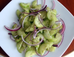 Sałatka z szybko marynowanych ogórków
