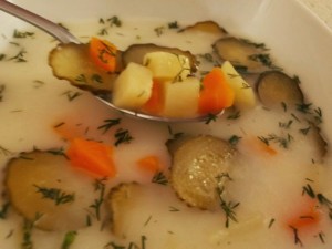 Zupa ogórkowa – idealna na lato!