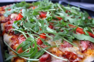 Pizza z kiełbasą i papryką