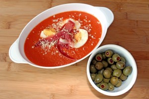 Schłodzona zupa pomidorowa w stylu hiszpańskim