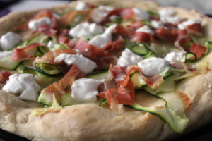 Pizza z szynką prosciutto, cukinią i kozim serem