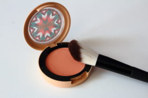 MAC Vibe Tribe Powder Blush – klimatyczny makijaż