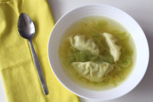 Chińska zupa z pierożkami gyoza