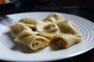 Pierogi nadziewane serem żółtym