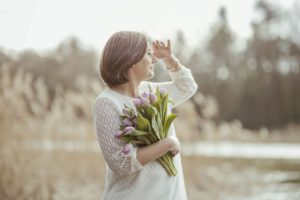 Stylizacja: wiosenny spacer z tulipanem