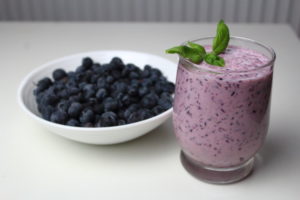 Borówki amerykańskie z jogurtem i miodem