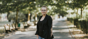 Stylizacja: potargane dżinsy da się nosić