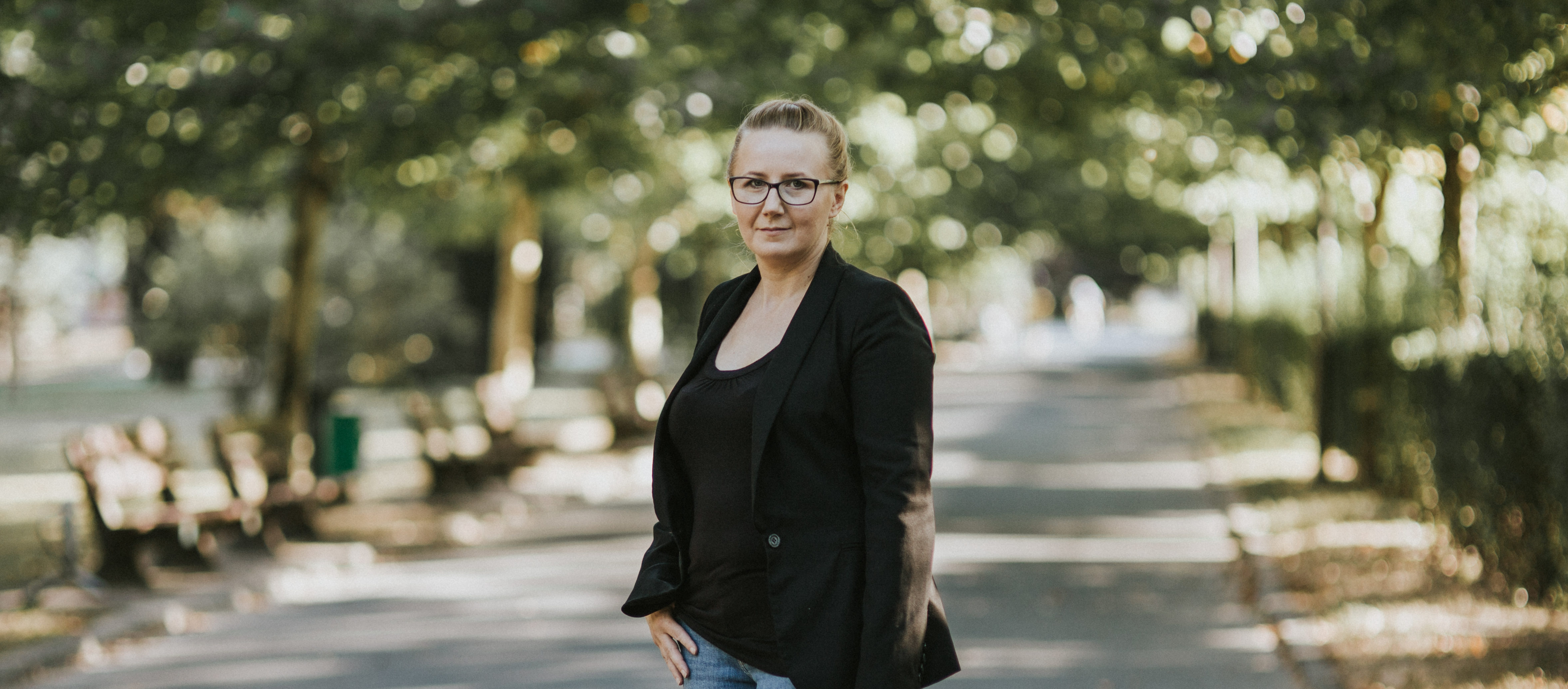 Zimowe paznokcie z holograficznymi ozdobami