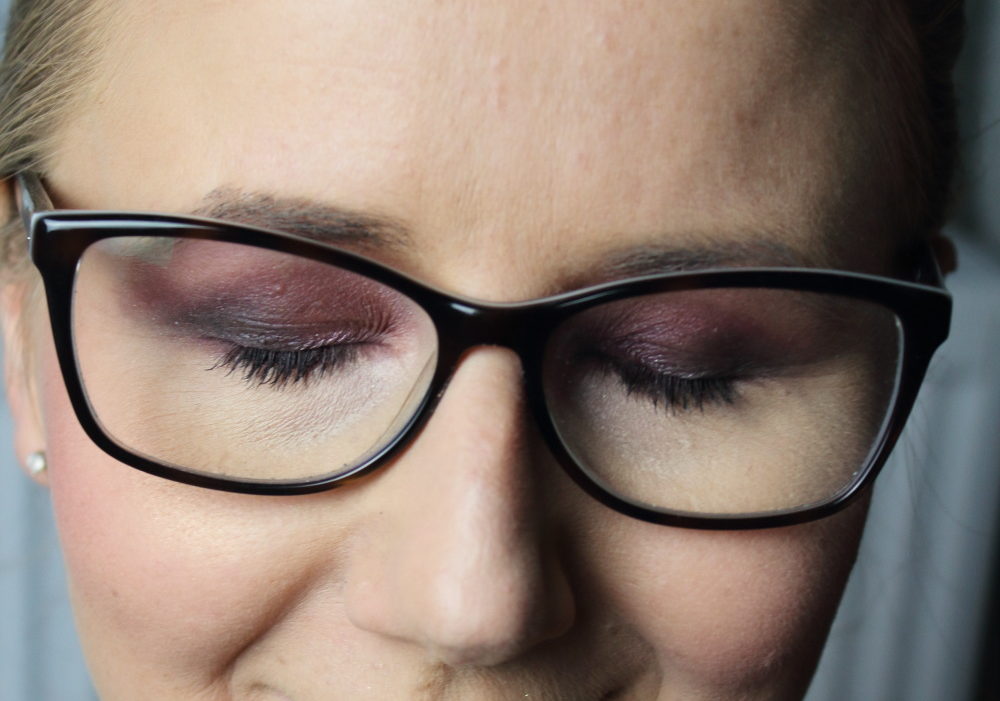 Bordowy makijaż do okularów