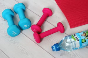 Domowa siłownia – ćwiczenia z hantlami