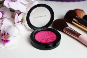 Extra Dimension Blush Mac – róż z refleksami