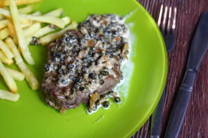 Steki w sosie z zielonego pieprzu