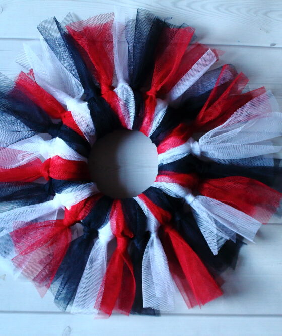 DIY: Dekoracyjny wianek z tiulu