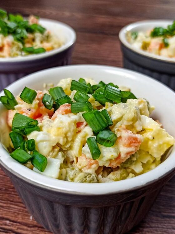 Klasyczna sałatka jarzynowa w kokilkach