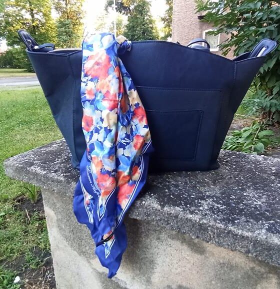 Jedwabna apaszka – stylowe must have