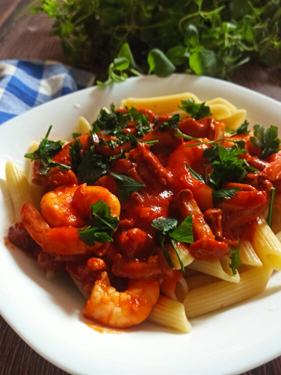 Kurki z krewetkami w sosie pomidorowym