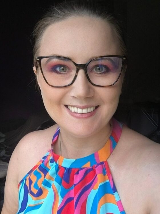 Czerwone cienie – wakacyjny makijaż